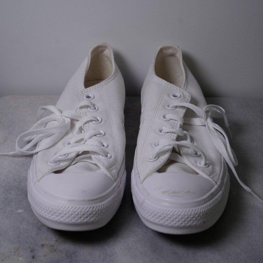 Converse Chuck Taylors Low White Sz 9W/7M